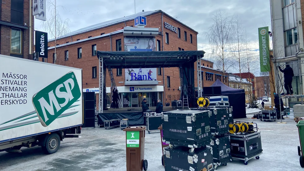 Under onsdagen byggdes scenen på Köpmantorget upp. Torget står värd för After sport som hålls varje kväll de kommande fyra dagarna. Under torsdagens invigning ska Luleå Hockeys damer hyllas, något som inte var inplanerat men när guldet var säkrat passade det perfekt att använda torget till det ändamålet.