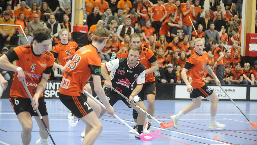 Viktor Smith i ett hav av Onyxspelare. Och det var Nyköpingslaget som hade en 2–2-ledning länge i den första matchen i playoff 2-serien. Med drygt sex minuter kvar av matchen kvitterade Trosa Edanö genom Magnus Åström.
