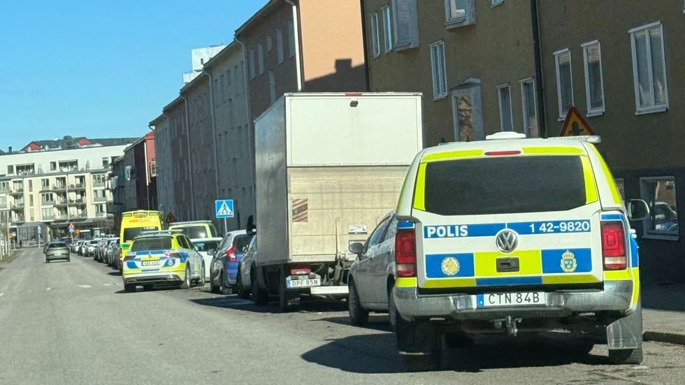 Flera polispatruller samt ambulans ryckte ut till adressen på Götgatan.
