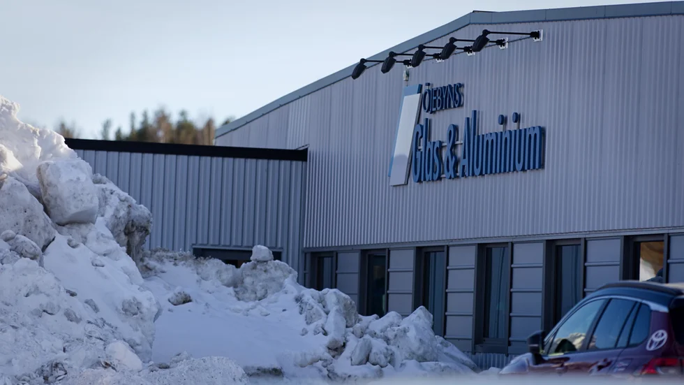 Öjebyns glas och aluminum varslar tolv anställda om uppsägning.