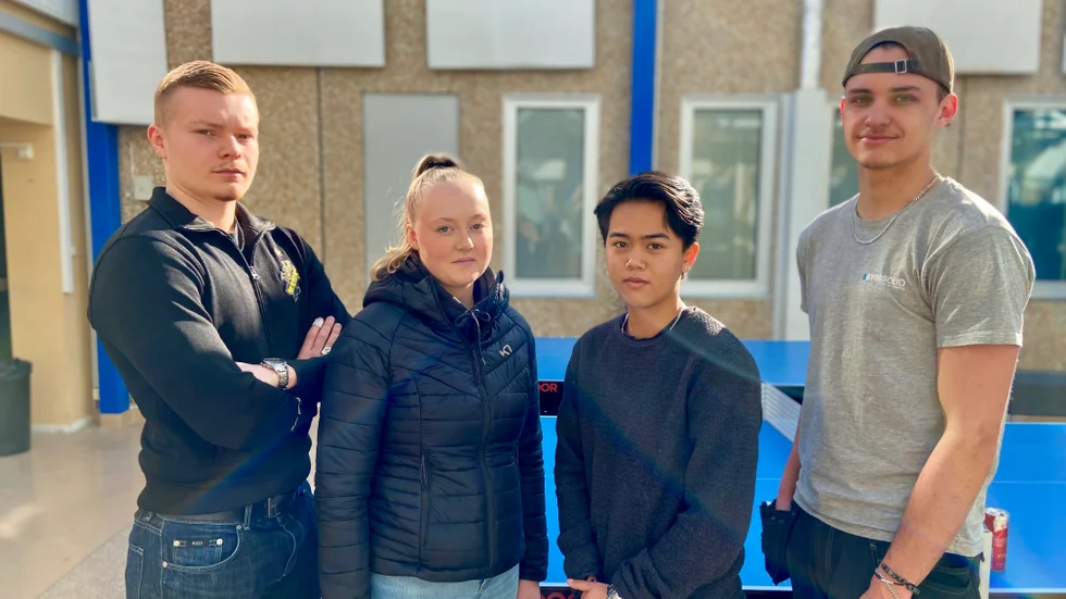 Duveholmseleverna Ellroy Karlström, Tova Christiansson, Mo Suphwya Setho och André Flink ser alla fram emot mönstring och den kommande värnplikten. 