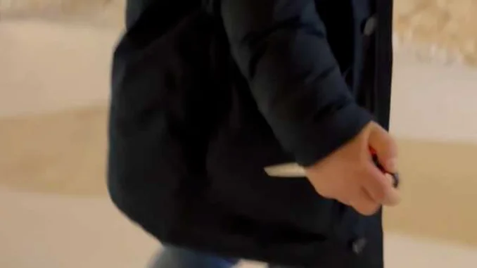 Mannen var beväpnad med en sax. Bilden är hämtad från en film som ingår i utredningsmaterialet.