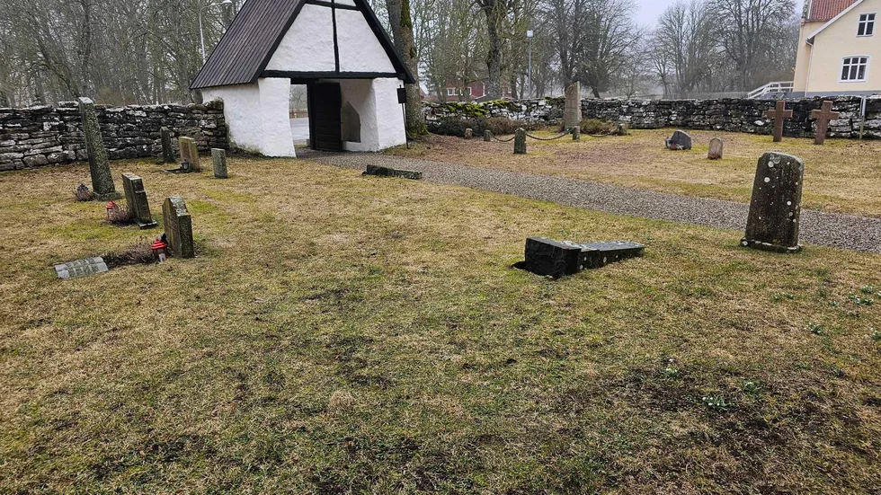 Två äldre gravstenar hade välts på Bro kyrkogård under natten till torsdagen. 
