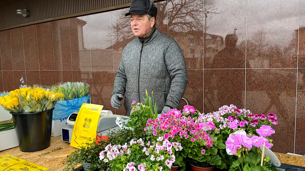 Bosse Albin från Virserum debuterade som torghandlare i Hultsfred. Han hade fullt upp med att sälja blommor till alla som ville köpa.