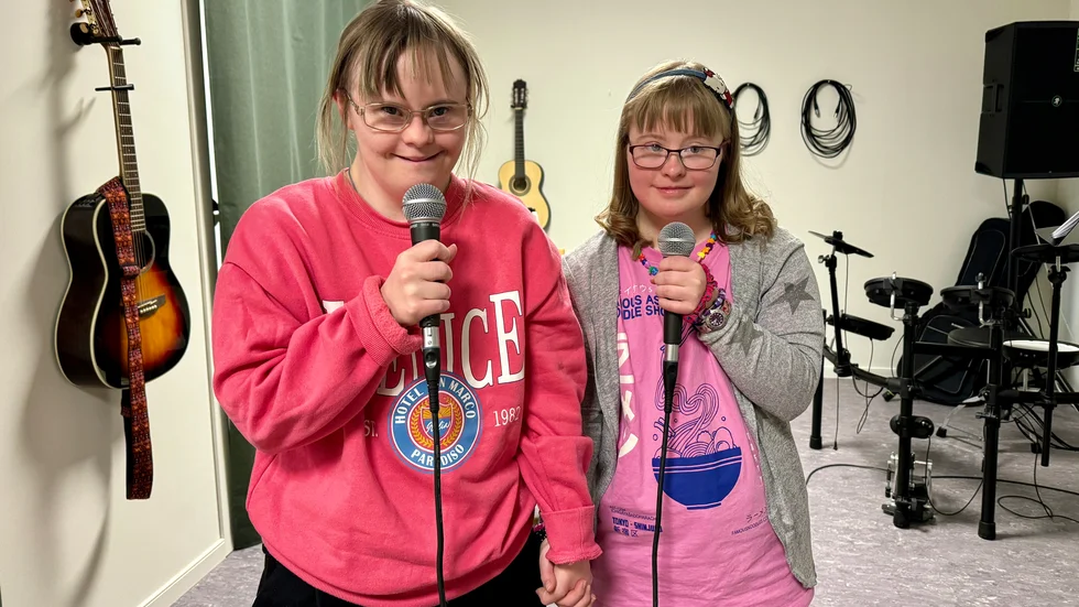 I januari började Ida Ronvall och Evelina Eriksson på Skaparverkstaden och de stortrivs i musikstudion.