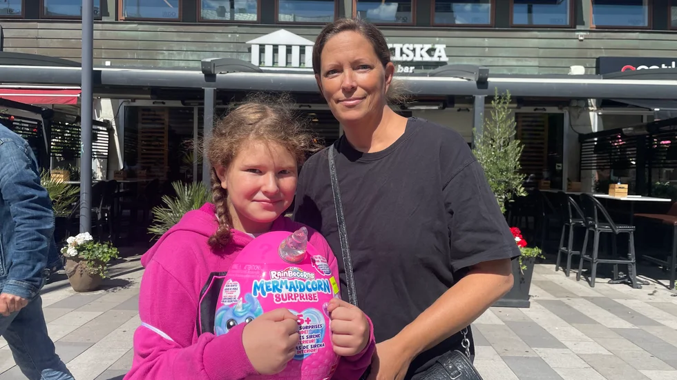 Nina Söderström, 44 år, och Eleonora, 8 år. "Vi ska åka till morfar i Uppsala och fira en traditionell midsommar. Det blir Eleonoras första gång, så vi kör både sill och små grodorna", säger Nina Söderström.