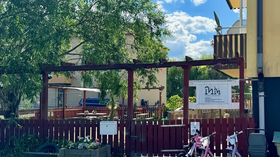 Montessoriförskolan i Mariefred har haft problem med inomhusluften i delar av lokalerna och Arbetsmiljöverket har ställt skarpa krav på åtgärder. Förskolans rektor hoppas dock att problemen är på väg att lösas.