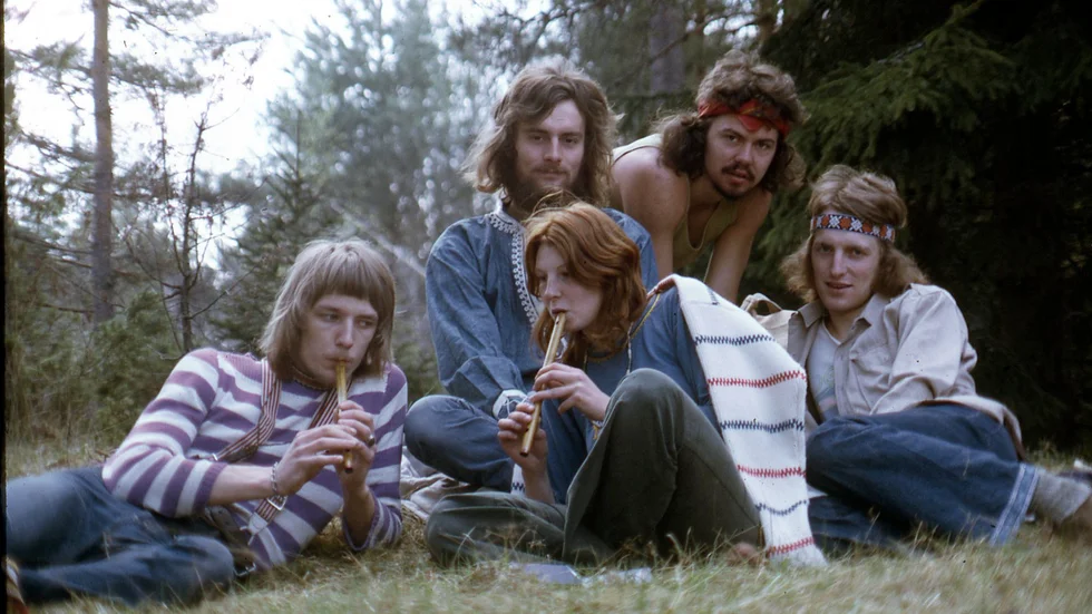 Löthgänget 1973. Bilden är tagen med självutlösare i skogen bakom huset Löth i Yxered. Från vänster Micke Roupe, Olle Borg, Eva Brandin, Pecka Sandholm och Anders Lagerman. "Vi var bara ett gäng kompisar som ville bo ihop, att det blev just Småland var ren slump", säger Anders Lagerman.