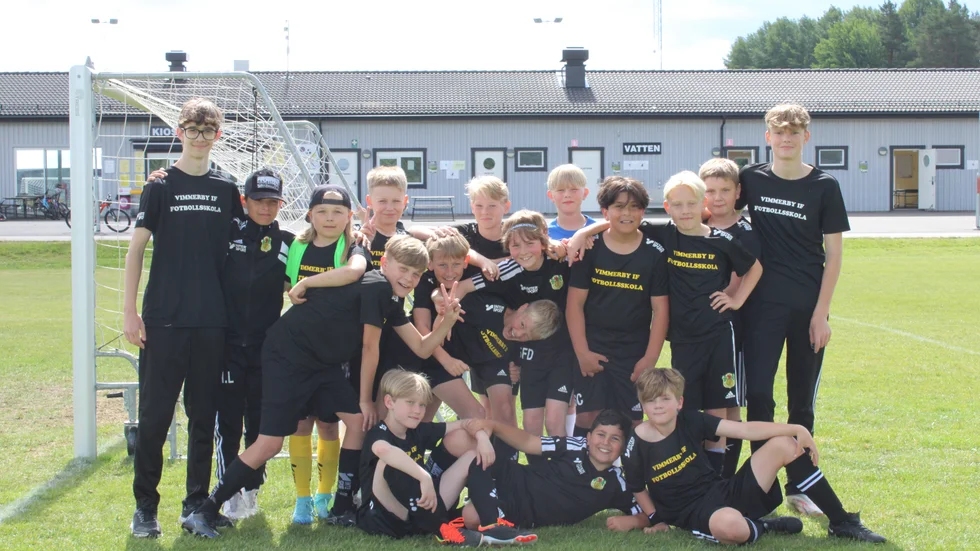 Många glada ansikten bland barnen och ungdomarna som inleder sommarlovet med Vimmerby IF:s fotbollsskola.