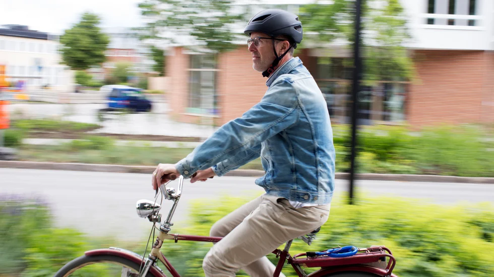 Fler bör uppmuntras till att ta cykeln till jobbet oftare likt Johnny Ljung, infrastrukturchef på Katrineholms kommun. 