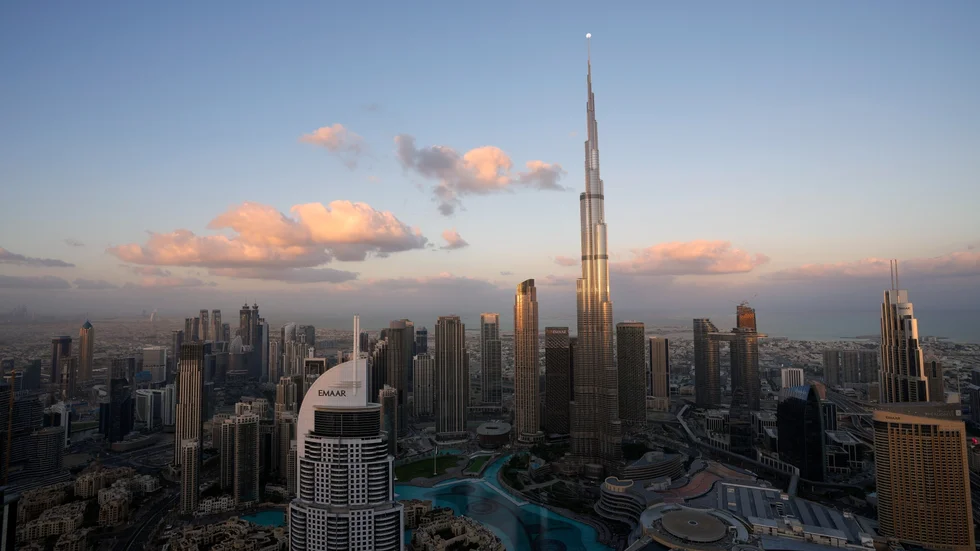 Skyline i Dubai med Burj Khalifa, världens högsta byggnad. Så här högt är det dock inte aktuellt att bygga i Enköping. 