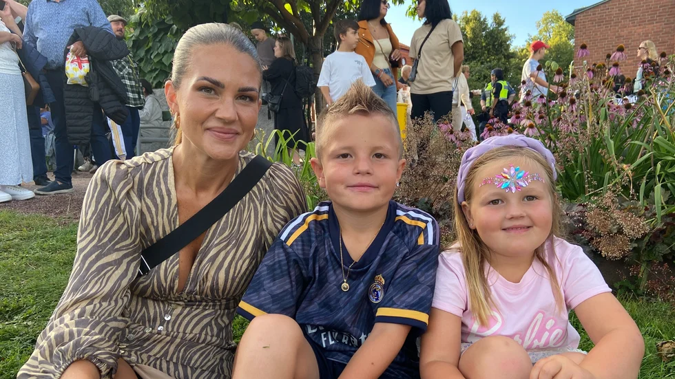 Penny och Viggo Svensson med mamma Viktoria Källström har tagit plats i gräset en bit från scenen med bra överblick. Alla ser fram emot olika akter: barnen gillar Dotter och Marcus & Martinus medan Victoria väljer Norlie & KKV.