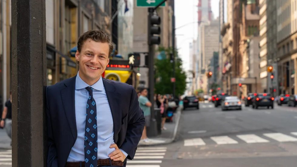 Lucas Hogan lämnade Motala för New York. Nu har den myllrande amerikanska storstaden blivit hans hem.