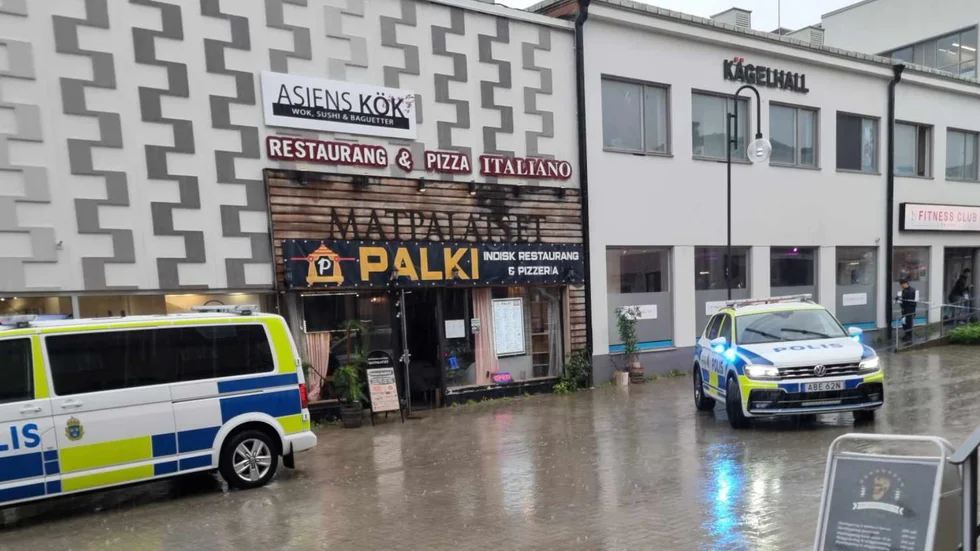 Polisen var på plats med ett par patruller efter händelsen och spärrade av vid brottsplatsen under onsdagseftermiddagen.