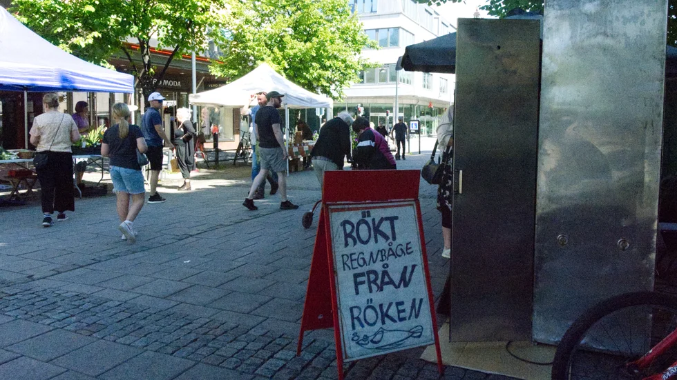 Lokalproducerade grönsaker, bär, mejeriprodukter, ägg, rökt fisk och honung är några av sakerna som sålts vid Bondens egen marknad. I år har intresset bland producenterna varit för lågt och marknaden pausar 2024.