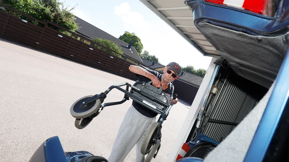Efter flera månader med rehabträning lärde sig Karl-Gunnar Ewander att gå igen. Numer har han alltid sin rollator med sig –även när han åker och handlar.