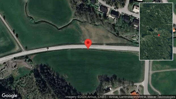 En personbil i olycka på väg 780
