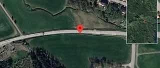 En personbil i olycka på väg 780