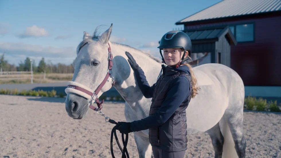 Alina Stolt, Hortlax, och hästen Silver är med i SVT:s nya barnprogram Lilla ridskolan.