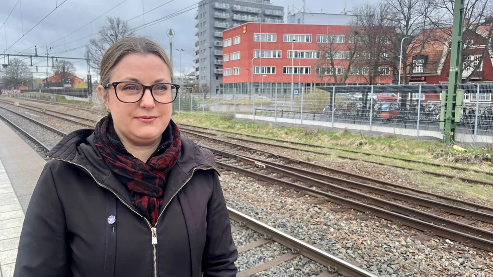 Sara Sundquist har kommit för sent otaliga gånger till jobbet senaste året och hon skulle avråda pendlare att flytta till Knivsta.