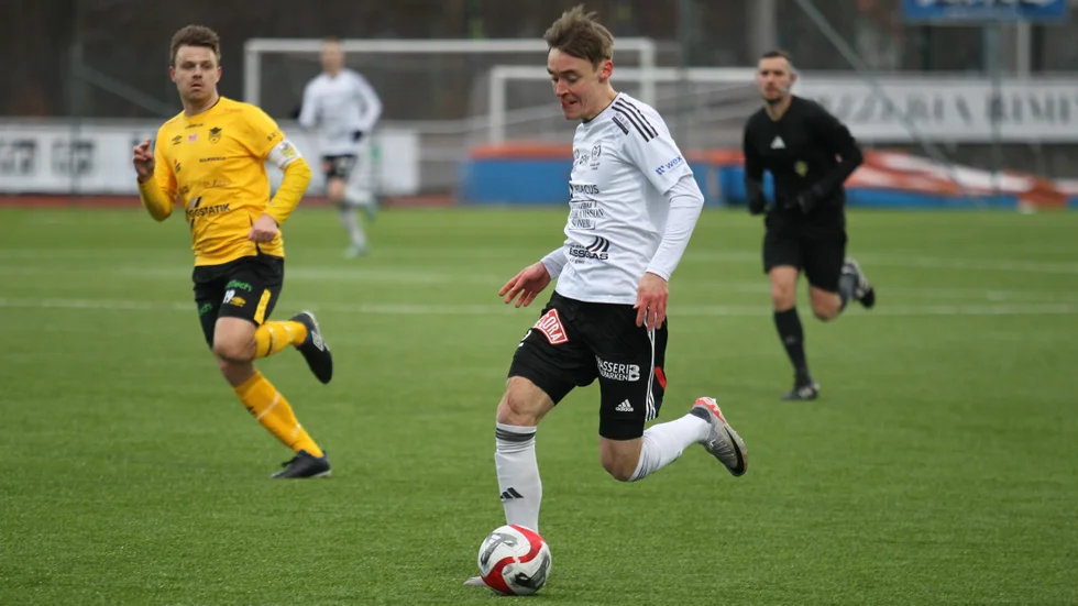 Pontus Eriksson, vänsterbacken i Motala AIF, forsar fram i hemmamatchen mot Forward. Maif kom i snabbt underläge efter mindre än en minut, men vann sedan bottenmötet efter flera mål. Första segern har tagits av Maif.
