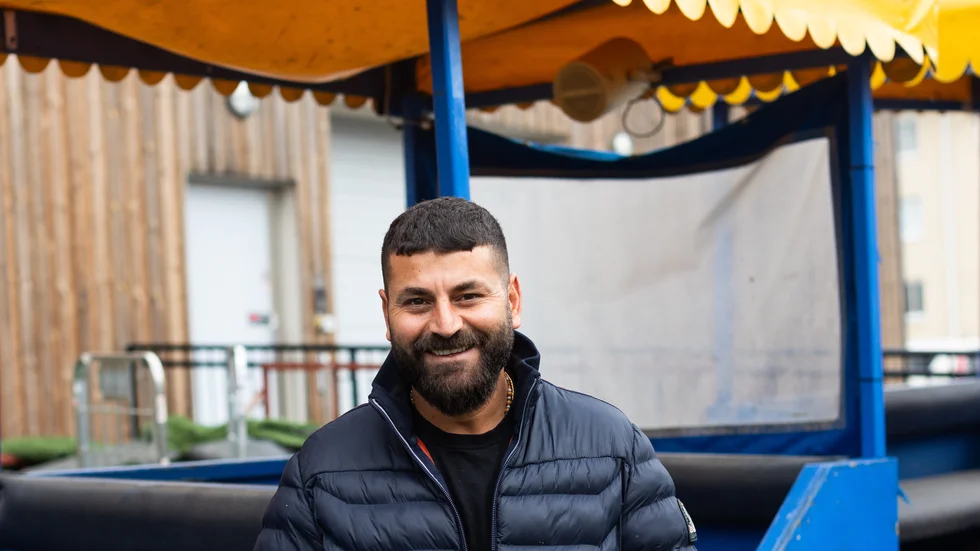 Mousa Eliya med sitt blå tåg. Han köpte det för att kunna köra gäster mellan sina restauranger i Enköping och Bredsand. 