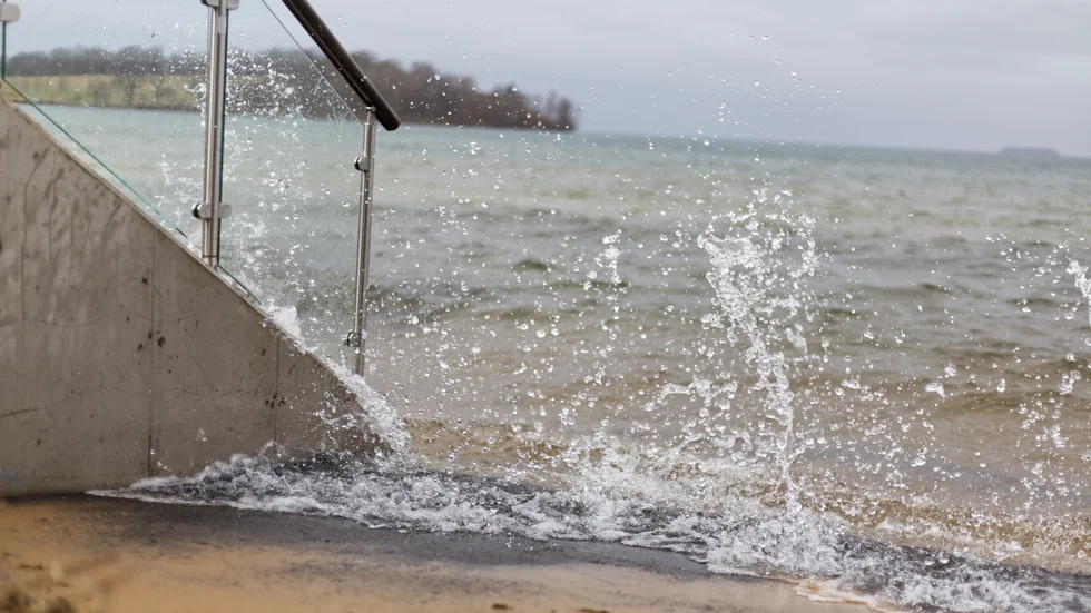 Trapporna som vanligtvis leder ned till Varamons strand, möter för tillfället Vätterns vatten.
