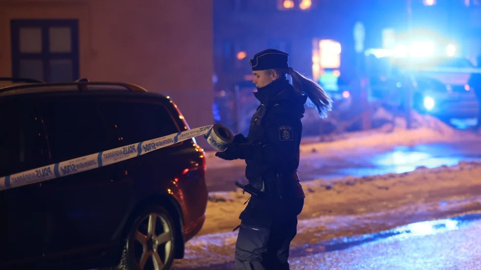 Ett område utanför matstället spärrades av efter skjutningen i januari. Nu åtalas en tonåring för mordförsök.