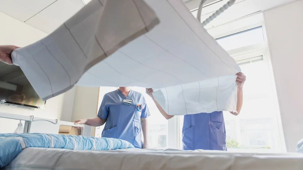 En undersköterska bäddar om i ett rum för  palliativ vård på Danderyds sjukhus (OBS! Gengrebild)
Foto: Johanna Lundberg/Bildbyrån