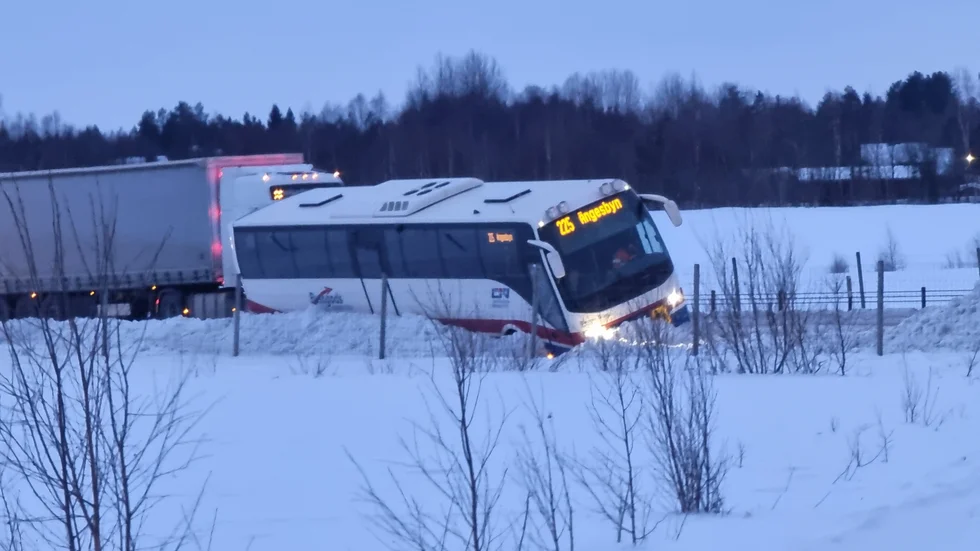 En buss åkte av E4 i höjd med Rutvik på torsdagen.