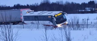 Buss i diket på E4 norr om Rutvik – begränsad framkomlighet