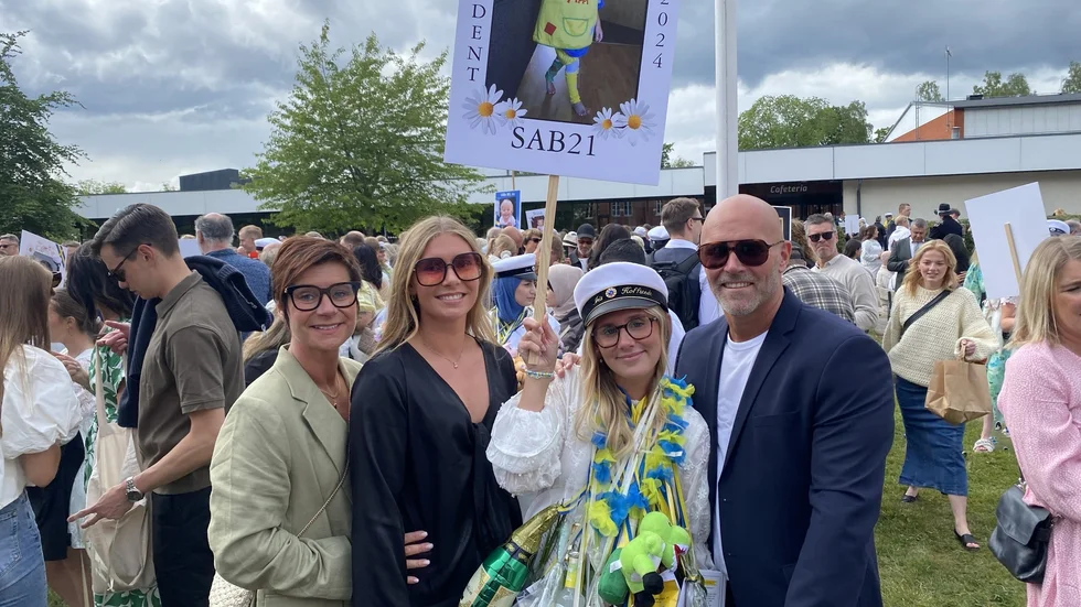 Iris grattades av familjen: mamma Anna, storasyster Malva och pappa Johan Hoffstedt i studentvimlet.