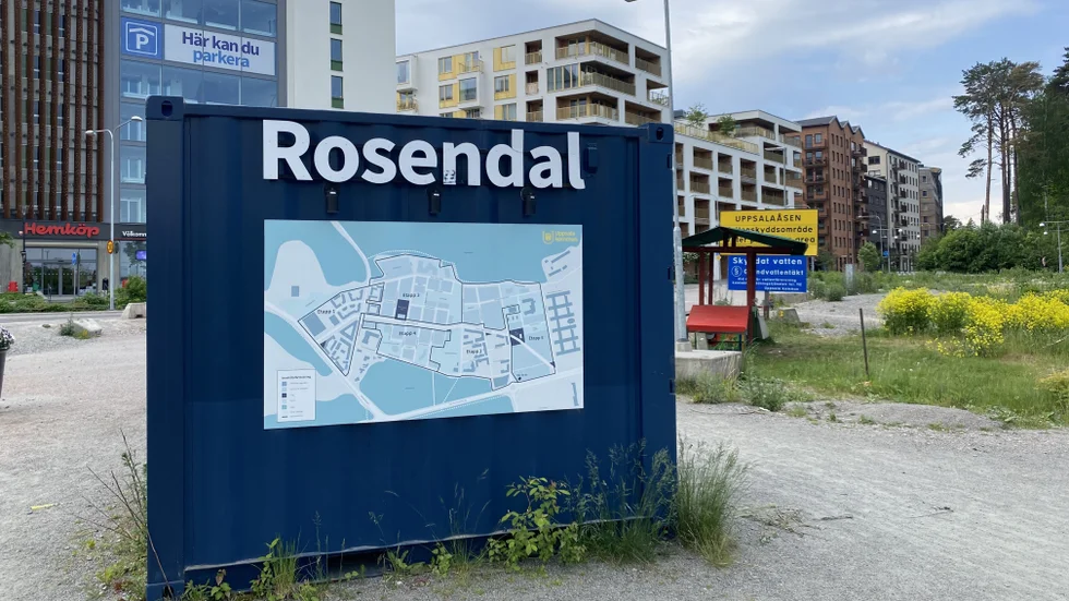 För att minska behovet av dyra parkeringsplatser kan en byggaktör erbjuda andra möjligheter som medlemskap i en bilpool eller ett gratis busskort. Den möjligheten används i Rosendal men också på andra håll i kommunen, skriver Erik Pelling (S).