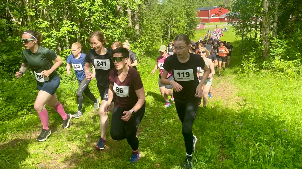 Full fart uppför backen, den 31:a upplagan av Tjejjoggen i Sjulsmark lockade nästan 300 deltagare.