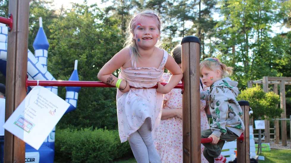 Systern Lovisa säger att hon också saknar Jennifer och att hon hade varit tre år om hon levde idag. 