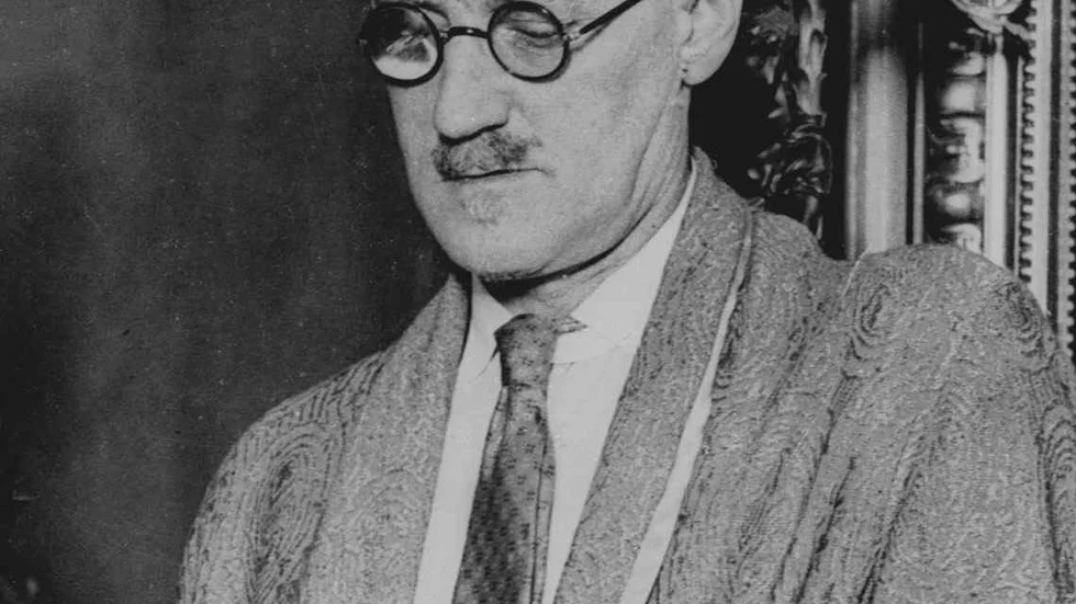 James Joyce (1882–1941) föddes i Dublin och är en av litteraturhistoriens giganter. Särskilt känd blev han för den över 700 sidor långa "Ulysses" (1922) som utspelar sig under en enda dag: 16 juni 1904. 