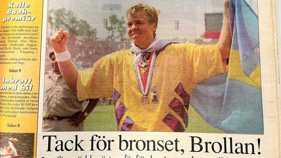 Tomas Brolin med sin bronsmedalj.
