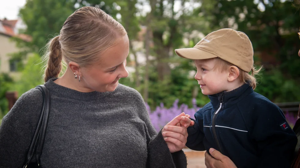 Leonie Werdekker tillsammans med Birk. Utan att blinka hoppade hon i efter sitt kusinbarn. 