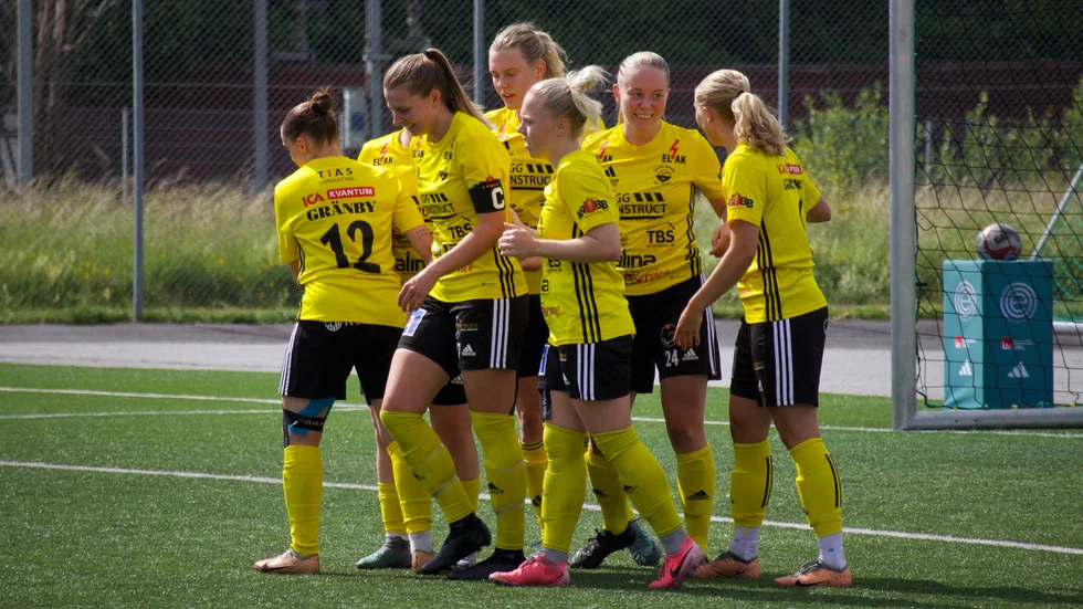 Lagkaptenen Elvira Gustafsson och lagkamrater i Gusk kommer även fortsättningsvis att spela på Lötens IP. Enligt klubbens ordförande är det för dyrt att spela på Studenternas.