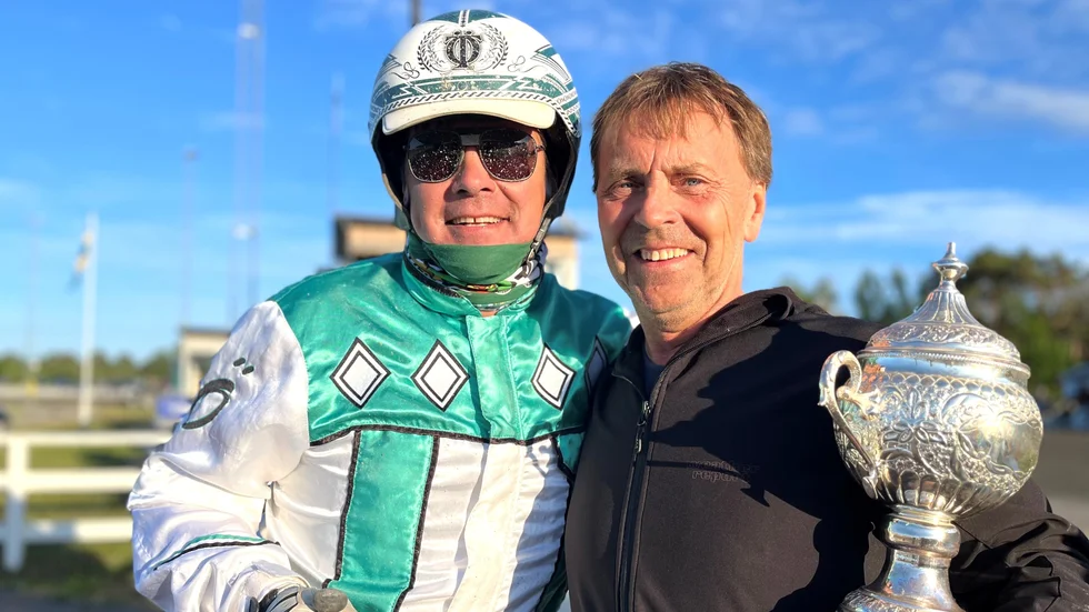 Nöjd kusk och stolt tränare. Torbjörn Östergren vann måndagens huvudlöpning, Amatörklubbens Pokallopp, och gladdes i vinnarcirkeln tillsammans med hästen Lucky Lanes tränare och ägare Fredrik Gränefjord. 