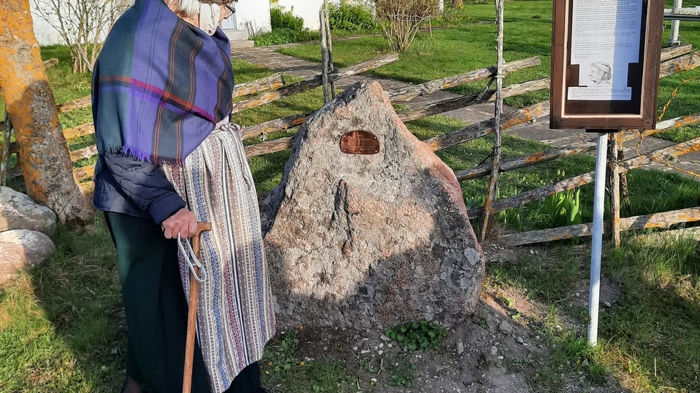 Hejnumkällingen betraktar minnesstenen!