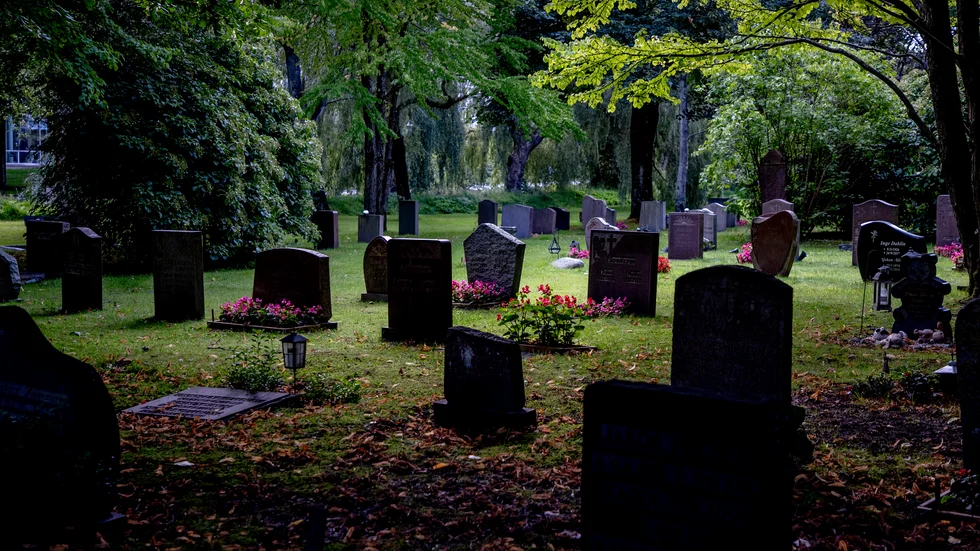 Vi ska alla den vägen vandra, men svårt sjuka borde få välja vägen själv. Genrebild av Stampens kyrkogård i Göteborg som inte har något med ledarens text att göra.