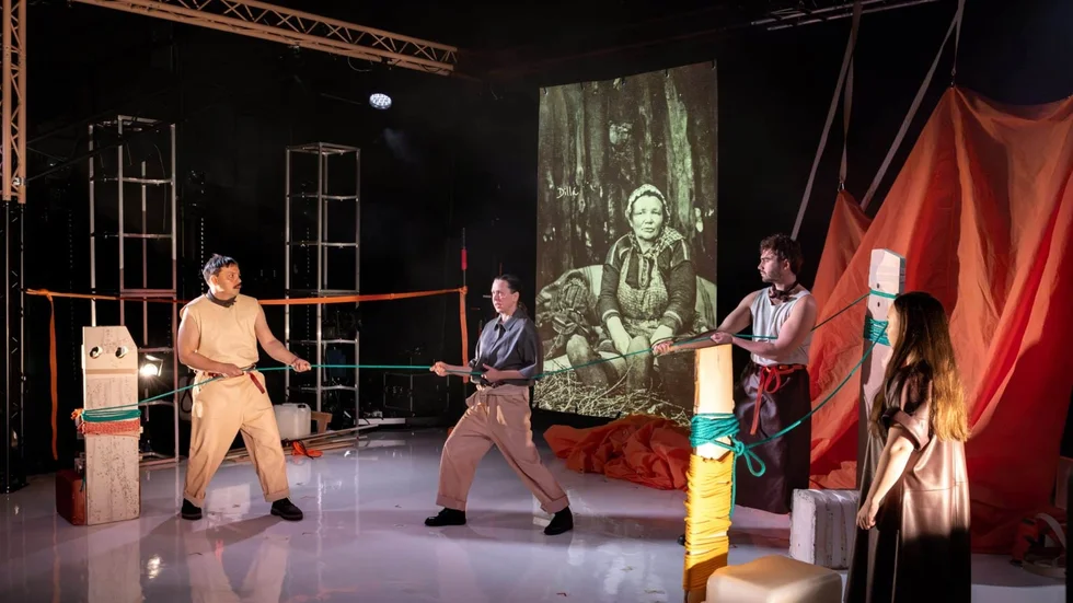 Elin Anna Labbas Augustprisade bok "Herrarna satte oss hit" har getts scenisk gestaltning i ett samarbete mellan Uppsala stadsteater och Giron Sámi Teáhter. "Starka berättelser som gör ont", menar kulturredaktör Eva Åström.