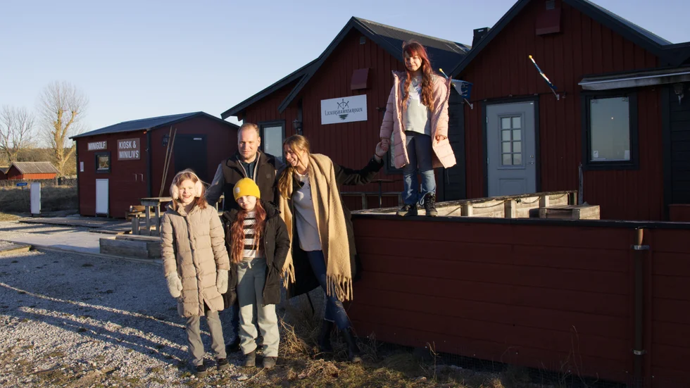 Gustaf Jörneus och Viktoria Axell ska ställa upp husbilarna i ett litet läger intill Lickershamnskrogen och tillbringa hela sommaren här. Förhoppningen är att barnen Tyra, Vega och Astrid ska stormtrivas. 