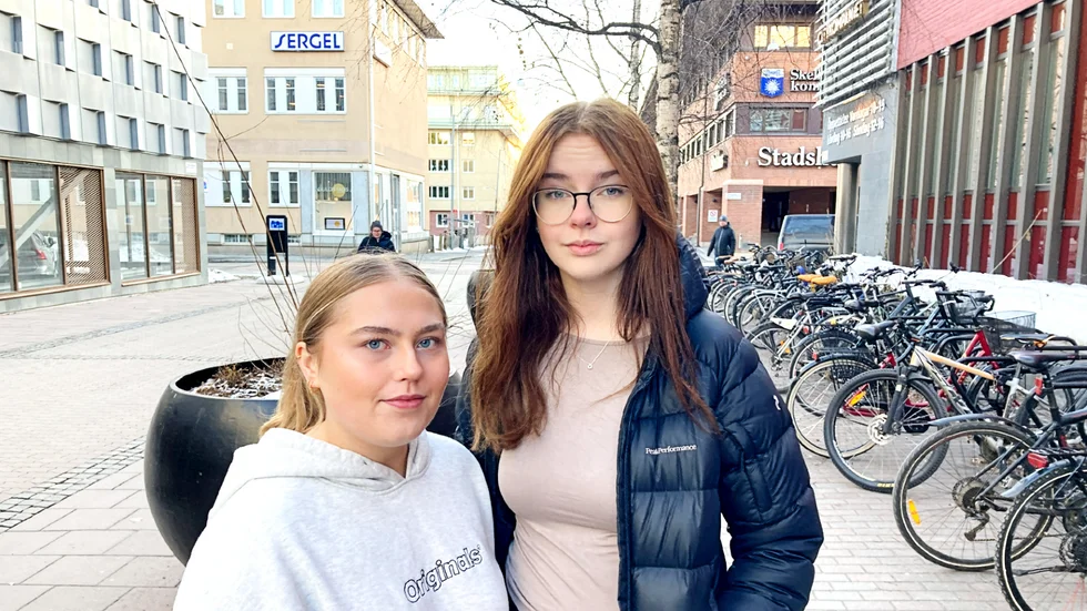 Desireé Eriksson och Izabella Lindberg firade att det var 100 dagar kvar till studenten på nattklubben Cinco. Morgonen efter vaknade de upp till att gatan utanför lägenheten var avspärrad. Tre unga män hade attackerats med kniv.