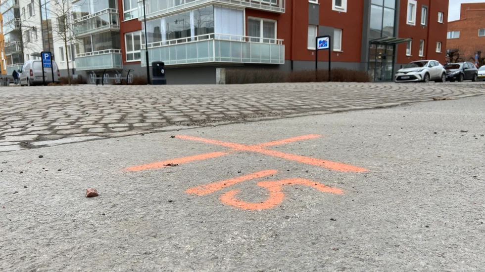 Vad är det egentligen för kryss på gatorna i centrala Katrineholm?
