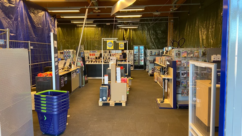 Renoveringen i Elgigantens lokal har fått ett tillfälligt utseende, något som har chockerat många kunder. Butiken hoppas bli klar och ha nyinvigning första maj. 