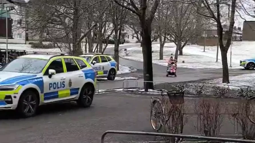 Tre polisbilar befinner sig under lördagen i närheten av Skäggetorp centrum.