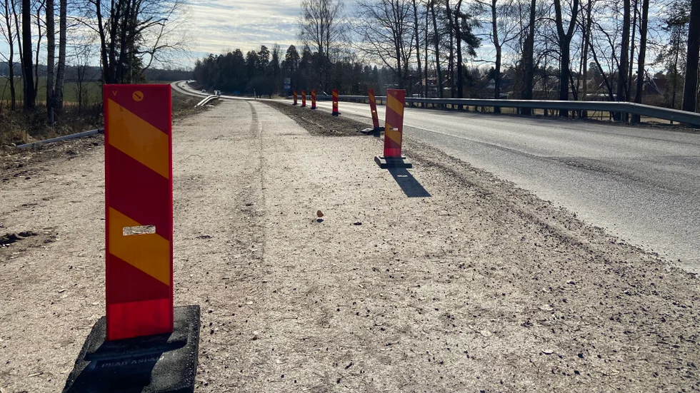 I båda ändarna av den nya cykelbanan sitter ett flertal markeringsskärmar uppe, som visar ett pågående projekt och varnar bilister för vägkanten. 