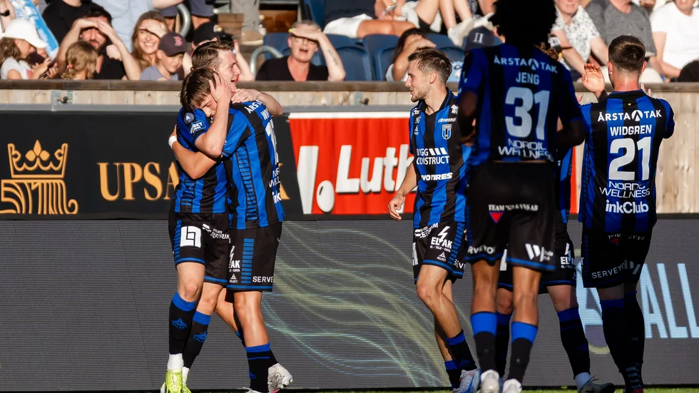 Sirius Adam Wikman kramas om efter sitt första allsvenska mål. Målet betydde 2-0 till hemmalaget Sirius, men Malmö FF skulle vända och vinna matchen.